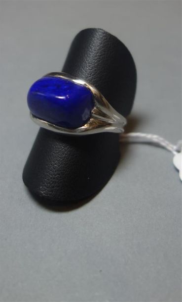 null Bague en platine (850/oo) centrée d'un cabochon de lapis lazuli taillé en pain...