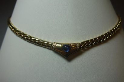 null Collier en or jaune 18K (750/oo) à maille gourmette centré d'un motif triangulaire...