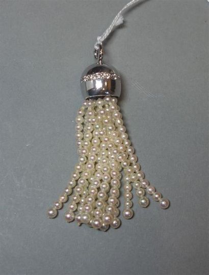 null Pendentif formé d'une boule d'or gris 18K (750/oo) ornée d'une ligne de diamants...