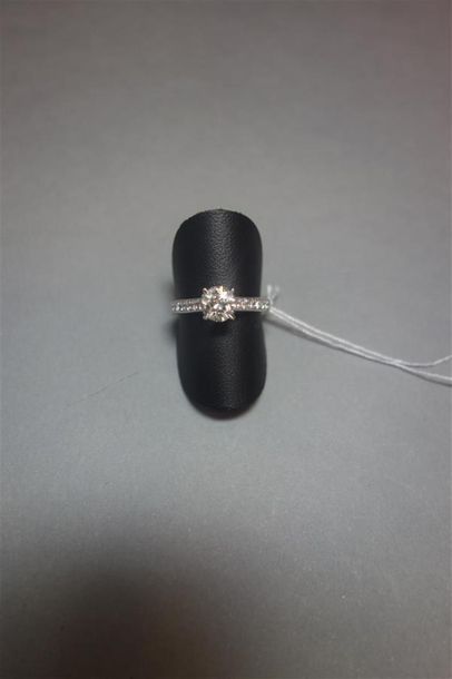 null Bague en or gris 18K (750/oo) centrée d'un diamant demi taille calibrant 1 carat...
