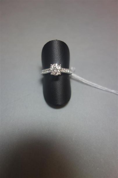 null Bague en or gris 18K (750/oo) centrée d'un diamant demi taille calibrant 1 carat...