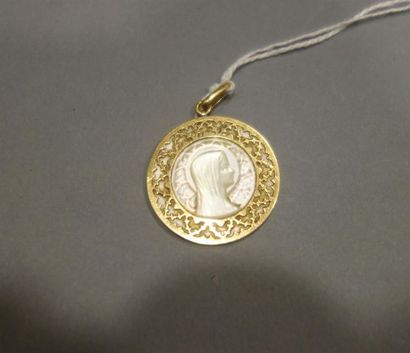 null Médaille en or jaune 18K (750/oo) ajouré et nacre figurant la Vierge. Poids...