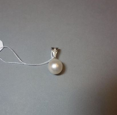 null Pendentif orné d'une perle de culture baroque en goutte (diamètre 12/13 mm),...
