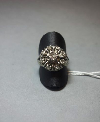 null Bague ronde en platine (850/oo) ornée d'un diamant taille ancienne calibrant...
