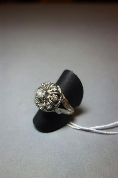 null Bague ronde en platine (850/oo) ornée d'un diamant taille ancienne calibrant...