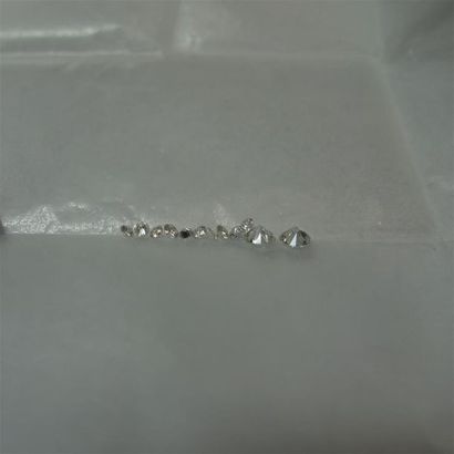null Un lot de petits diamants taille brillant dont 2 calibrant 0,25 ct chacun, poids...