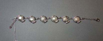 Bracelet en métal argenté agrémenté de perles...