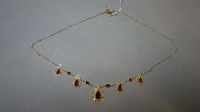 null Collier draperie ancien en or jaune 18K (750/oo) agrémenté de pampilles serties...