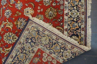 null TAPIS persan d'origine GHOM, chaîne et trame coton, velours laine.
XXème siècle.
312...