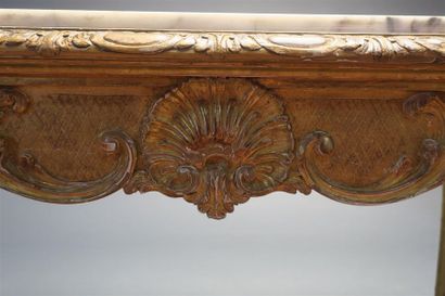 null Console d'applique en bois sculpté et doré, orné de coquilles et feuillages,...