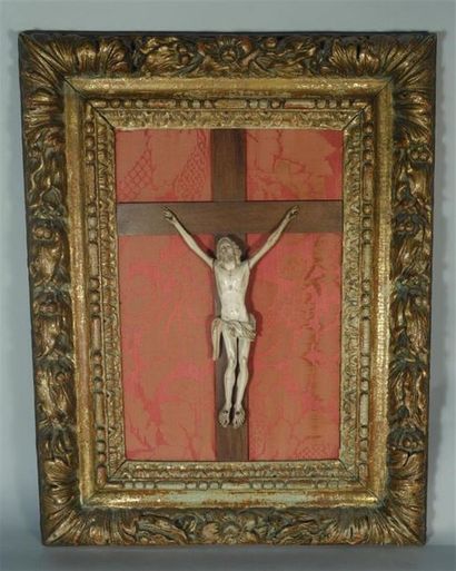 null Petit Christ en ivoire sculpté présenté dans un cadre en bois sculpté doré à...