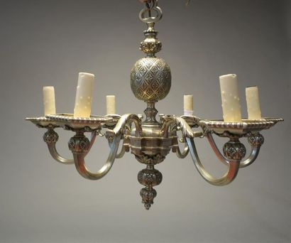 null Petit lustre dans le style Louis XIV en bronze argenté à six bras de lumière...