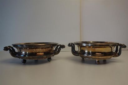 null Deux chauffe-plats en métal doublé, anses en corne d'abondance. 
XIXème siècle....