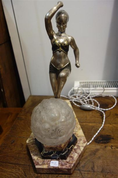 null Lampe moderne représentant une femme courant et un globe en verre sur une plaque...