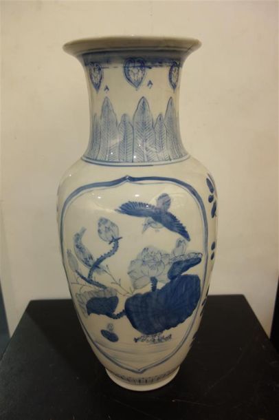 null Vase en porcelaine blanc bleu à décor animé d'oiseaux et de fleurs, accidenté...