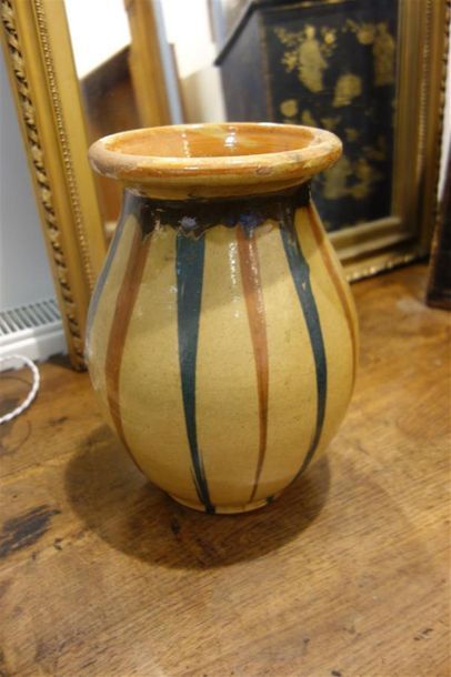 null Vase en céramique à décor bleu et rouge sur fond jaune
