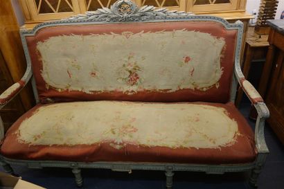 null Canapé de style Louis XVI en bois mouluré, sculpté et laqué gris, repose sur...