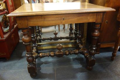 null Table en bois naturel de style Louis XIII, piètement tourné, entretoise en H...
