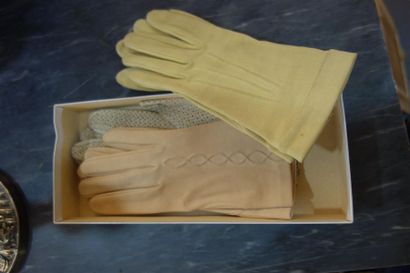 null Lot de 3 paires de gants de femme. 