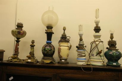 null Lot comprenant 7 lampes dont anciennes lampes à huile électrifiées. 