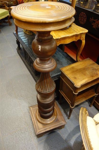 null Grande colonne en bois sculpté.