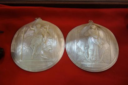 null Deux coquillages sculptés représentant St Jean-Baptiste et la Conception 