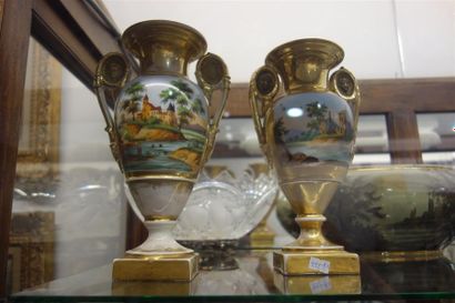 null Paire de vases en porcelaine de Paris, 19ème siècle. 