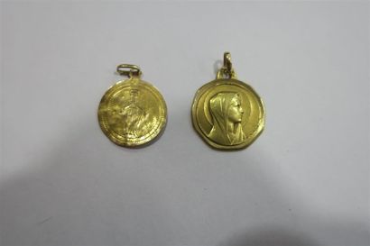 null Deux médailles en or jaune poids brut: 3,5 et et 1,2 g