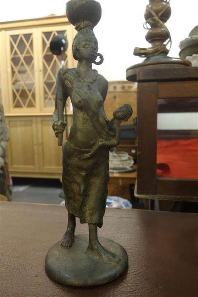 null Statue en bronze, Femme et enfant. 
