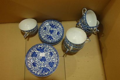 null JAPON. 11 tasses et 16 sous tasses en porcelaine blanc bleu. 