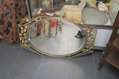 null Miroir de style Art Déco en fer forgé à décor de roses 
84 x 48 cm. 