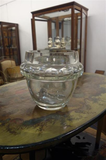 null Vase en cristal, corps à décor d'une frise taillée, vers 1940. 