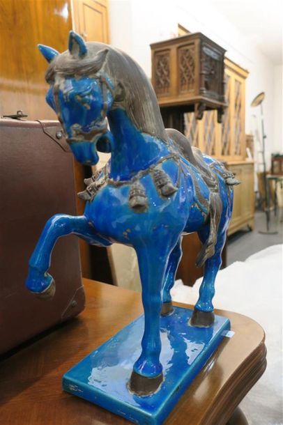 null Important cheval style Tang en grès bleu. 
