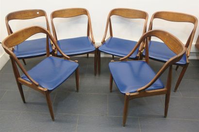 null Johannes ANDERSEN 
Suite de six chaises en bois vernissé à dossier évidé et...