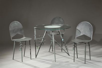 null DAUM
Ensemble de mobilier en métal patiné vert se composant de trois chaises...