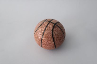 null TRAVAIL FRANCAIS 
Ballon de basket entièrement gainée de galuchat rose et filet...