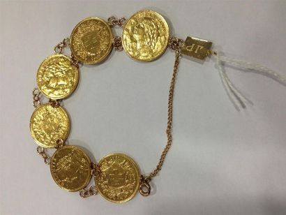null Bracelet en or jaune orné de six pièces de 20F Suisse. 42,9g.
Lot vendu sur...