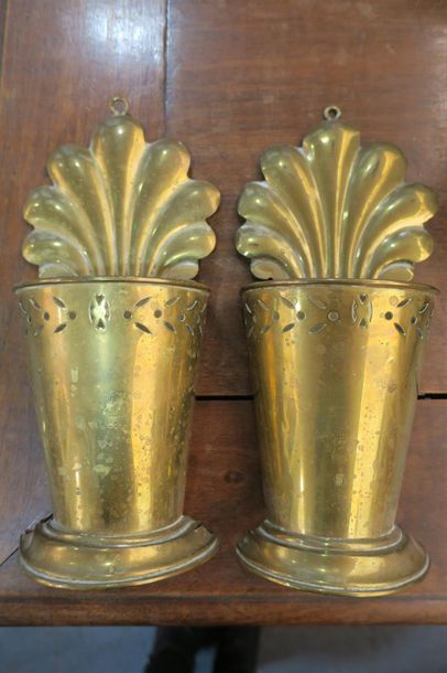 null Paire de VASES d'applique en laiton à décor ajouré sommées de coquilles. H....