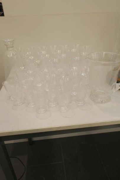 null DAUM, service de verres comprenant 8 flûtes à champagne, 11 verres à eau, 9...