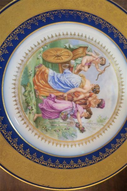 null Paire d'ASSIETTES en porcelaine à décor polychrome de scènes mythologiques,...