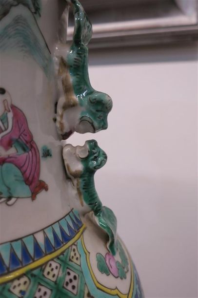 null Grand VASE balustre en porcelaine à décor de personnages polychromes. H. 60...