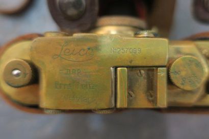 null Un appareil photo Leica dans son étui en cuir.