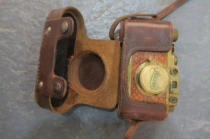 null Un appareil photo Leica dans son étui en cuir.