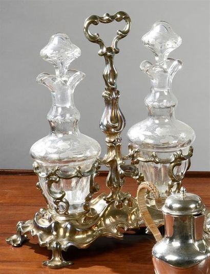 null Huilier et vinaigrier en argent repoussé garni de deux flacons en verre gravé...