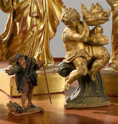 null Ange avec urne, bois sculpté et doré.
XVIIIème siècle.
H. 20cm
Mendiant en papier...