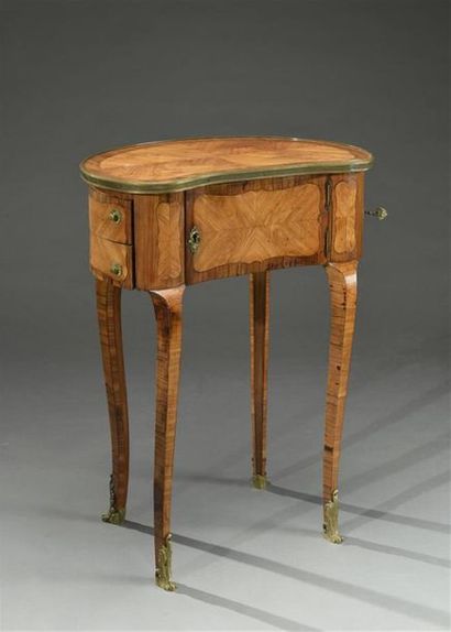 null F. Linke à Paris. (1855-1946)
Table rognon en placage de bois de rose, ouvre...
