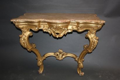 null Console en bois sculpté et doré, ornée de coquille et feuillages, galbée sur...