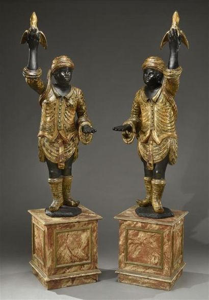 null Deux serviteurs vénitiens enturbannés en bois laqué et doré posant sur un socle...