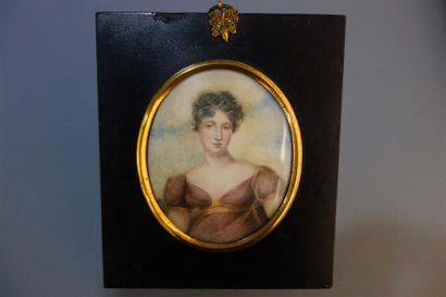 null Portrait de femme à la robe violette, miniature.
XIXème siècle.
A vue, 10 x...