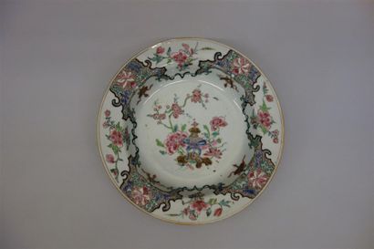 null Compagnie des Indes, une assiette ronde à décor polychrome de fleurs.
XVIIIème...